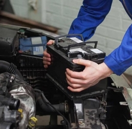 Bí kíp thay ắc quy ô tô "nhanh như chớp", tiết kiệm "tối đa"